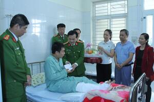 Lào Cai: Thăm hỏi, động viên cán bộ bị thương khi vây bắt đối tượng ma túy