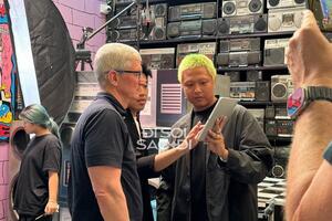 Phương Vũ chia sẻ tường tận cuộc gặp “sốc” với CEO Tim Cook, vị lãnh đạo còn bày tỏ cảm xúc về Antiantiart khiến các nhân viên đi cùng bất ngờ