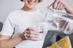 Uống nước lúc bụng đói buổi sáng có hại hay không? Tiết lộ của bác sĩ đã thay đổi suy nghĩ nhiều người