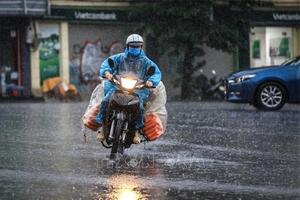 Bắc Bộ và Trung Bộ mưa dông, khả năng có lốc, sét, mưa đá