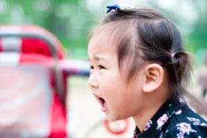 2 hành vi này của cha mẹ sẽ khơi dậy tính ghen tị của trẻ