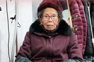 53 tuổi khởi nghiệp với 10 triệu đồng, 90 tuổi mới trả xong khoản nợ 70 tỷ, nhưng người phụ nữ này vẫn khiến hàng triệu người nể trọng!