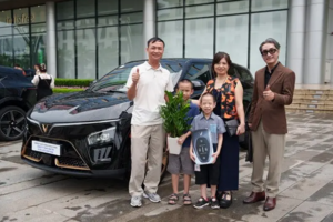 Cận cảnh những chiếc xe VF 7 Hỏa Long Độc Bản đầu tiên được giao cho khách hàng