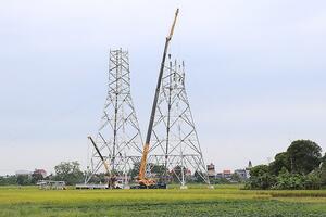 Động viên người lao động thi công Dự án đường dây 500kV mạch 3 nhân dịp Tháng Công nhân