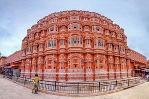 Cung điện như vương miện trăm tuổi độc đáo nhất thế giới ở Ấn Độ