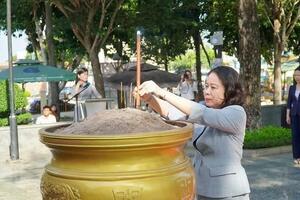 Phó Chủ tịch nước Võ Thị Ánh Xuân viếng Đền thờ nữ Anh hùng liệt sĩ Võ Thị Sáu