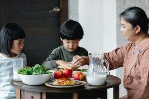 Muốn con trở thành người “có ăn có học” đàng hoàng, cha mẹ cần lưu ý 4 điểm