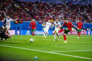 Hành động gây tranh cãi của Ronaldo trong ngày lập kỷ lục Euro
