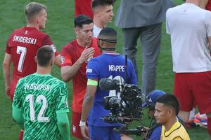 Bị tác động "vật lý", Mbappe chửi thẳng mặt đàn anh lừng danh ở Euro 2024