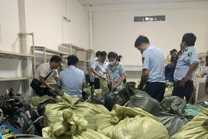 Kiểm tra đột xuất hộ chuyên livestream, tạm giữ 10 tấn hàng trị giá hơn 1 tỷ