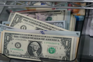 Tỷ giá USD hôm nay 2/7/2024: Đồng USD tăng “khiêm tốn” khi lợi suất trái phiếu kho bạc cao vọt