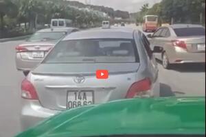 Tạm giữ 2 tài xế taxi dù chèn ép xe trên Quốc lộ 18