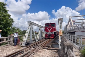 Thông tuyến đường sắt qua cầu Quay Tam Bạc, Hải Phòng