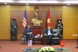 Thứ trưởng Nguyễn Hoàng Long làm việc với Thượng nghị sỹ Tammy Duckworth