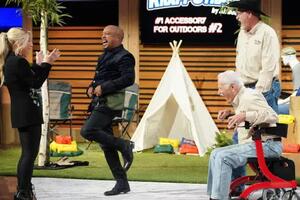 Shark Tank: Cụ ông 82 tuổi, phải ngồi xe lăn, vẫn lên gọi vốn được 1,6 tỷ đồng nhờ bán được 4.000 sản phẩm mà không tốn một đồng marketing nào