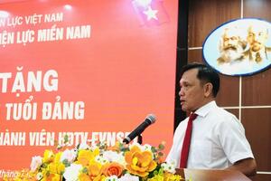 Người Lãnh đạo trưởng thành từ đường dây 500kV mạch 1 năm xưa nhận Huy hiệu 30 năm tuổi Đảng