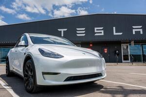 Elon Musk khiến nhà đầu tư hoang mang tột độ: Tuyên bố tương lai của Tesla không phải nằm ở việc bán ô tô điện, đặt cược vào một thứ 'thú vị hơn nhiều'