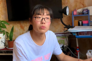 Nữ sinh học giỏi trượt ĐH, 16 năm sau đăng ký thi lại thì được thông báo đã có bằng cử nhân: Biết được lý do, cả tỉnh đều lặng người