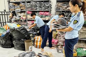 Đà Nẵng: Liên tiếp phát hiện các kho hàng kinh doanh quần áo may sẵn nhập lậu