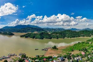 Toàn cảnh hồ nước nhân tạo lớn nhất Việt Nam dài 230 km, có nhà máy thủy điện lớn nhất Đông Nam Á thế kỷ 20