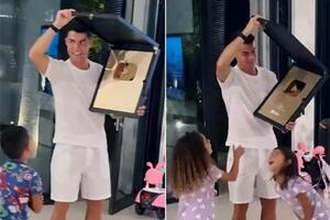 Ronaldo kiếm được bao nhiêu tiền từ Youtube sau khi lập kỷ lục?