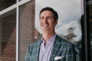 Đặc quyền tân CEO Starbucks: Đi làm bằng chuyên cơ riêng, có cơ hội nhận 10 triệu USD lương thưởng và hàng triệu USD khác dưới dạng cổ phiếu