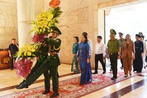 Phó Chủ tịch nước Võ Thị Ánh Xuân dâng hương tại Đền thờ Chủ tịch Hồ Chí Minh ở Pác Bó
