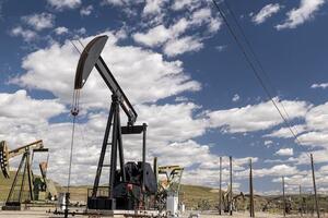 Dầu WTI rớt mốc 70 USD/thùng, xuống thấp nhất trong 9 tháng