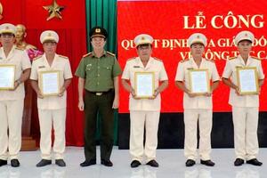 Công an tỉnh Long An điều động, bổ nhiệm 6 sĩ quan cấp tá