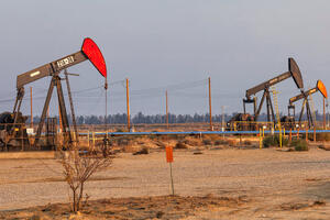 Dầu giảm nhẹ khi OPEC+ trì hoàn kế hoạch tăng sản lượng