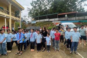 Khung cảnh buổi học đầu tiên sau lũ quét, vĩnh viễn vắng 13 học sinh Làng Nủ