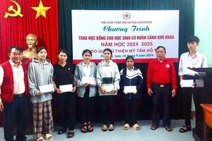 Mỹ Tâm trao học bổng cho học sinh nghèo, tặng quà nghệ sĩ lão thành
