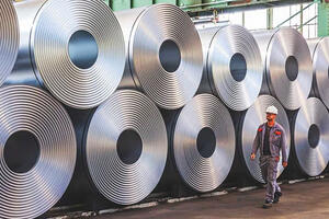 Sau EV, điện mặt trời, đến lượt một ngành công nghiệp then chốt của châu Âu kêu cứu trước ‘gã khổng lồ’ Trung Quốc