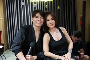 Quốc Thiên tình cảm bên Phương Linh, Uyên Linh, chuẩn bị cho concert kỷ niệm 20 năm ca hát