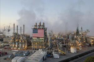 Giá dầu thế giới phục hồi sau khi sụt giảm 7% hồi tuần trước