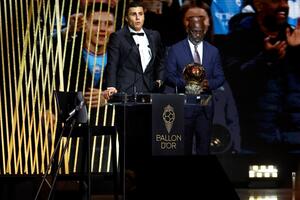 Rodri chống nạng lên nhận Quả bóng Vàng 2024