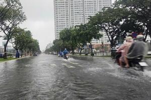 Đà Nẵng: Mưa trắng trời, nhiều khu vực bị ngập úng