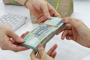 Hỏi - đáp pháp luật: Đề nghị tòa soạn cho biết, pháp luật quy định như thế nào về việc trả lương thông qua người cai thầu?