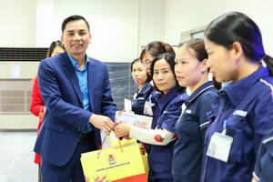 Tặng quà Tết cho 50 công nhân lao động khó khăn huyện Thạch Thất