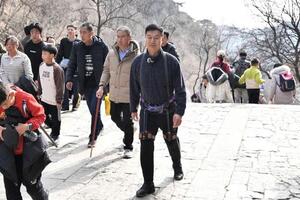 Bộ khung robot hỗ trợ du khách leo núi ở Trung Quốc