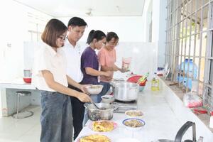 Góp lương, tổ chức những “bữa cơm có thịt” nuôi học sinh nghèo
