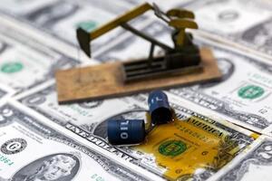 Giá xăng dầu hôm nay (25-2): Giữ đà tăng