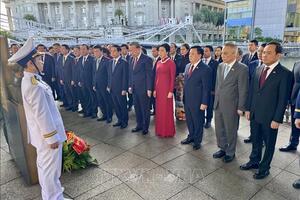 Tổng Bí thư Tô Lâm dâng hoa tưởng niệm Chủ tịch Hồ Chí Minh ở Bảo tàng Văn minh châu Á, Singapore