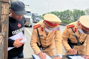 Xử lý vi phạm dừng đỗ, chấn chỉnh tình trạng họp chợ trên Quốc lộ 1B