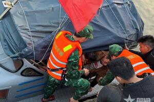 Cứu hộ kịp thời một ngư dân gặp nạn trên biển