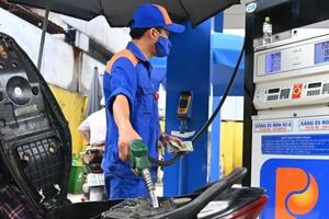 Giá xăng dầu tăng, RON 95 tiến sát mốc 500 đồng/lít