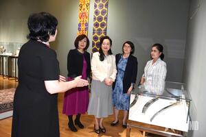 Phu nhân Chủ tịch Quốc hội tham quan Khu trưng bày nghệ thuật NBU, Uzbekistan