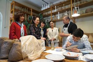 Phu nhân Chủ tịch Quốc hội tham quan cơ sở gốm truyền thống ở thủ đô Tashkent