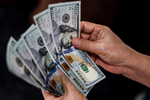 Tỷ giá USD hôm nay (24-4): Đồng USD phủ sắc xanh trở lại