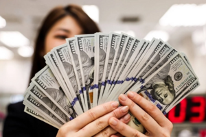 Tỷ giá USD hôm nay (10-5): Đồng USD hạ nhiệt, vẫn trụ vững trên mốc 100